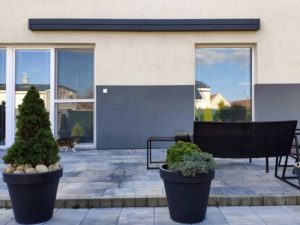 Dom so zloženou markízou
