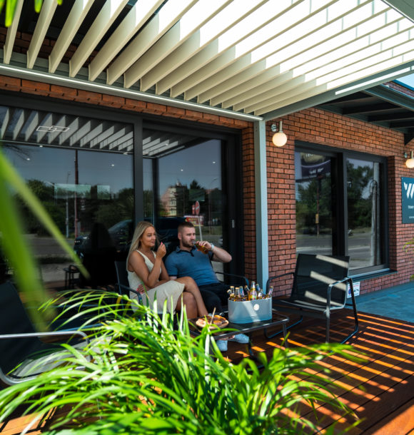 Bioklimatická pergola ARTOSI pred showroomom