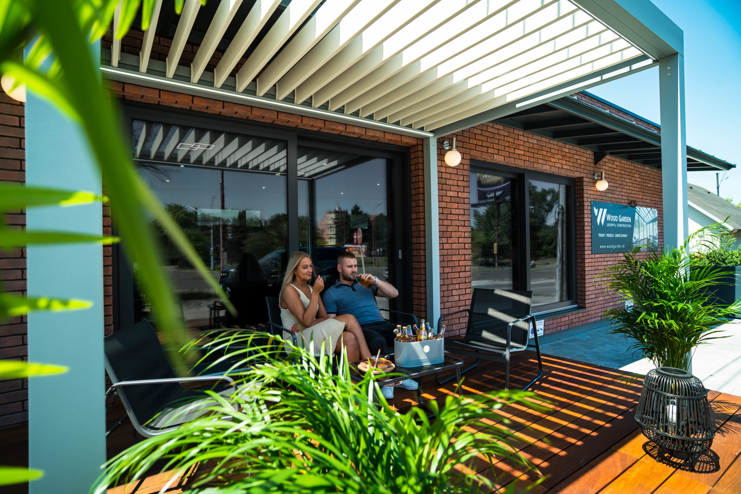 Bioklimatická pergola ARTOSI pred showroomom