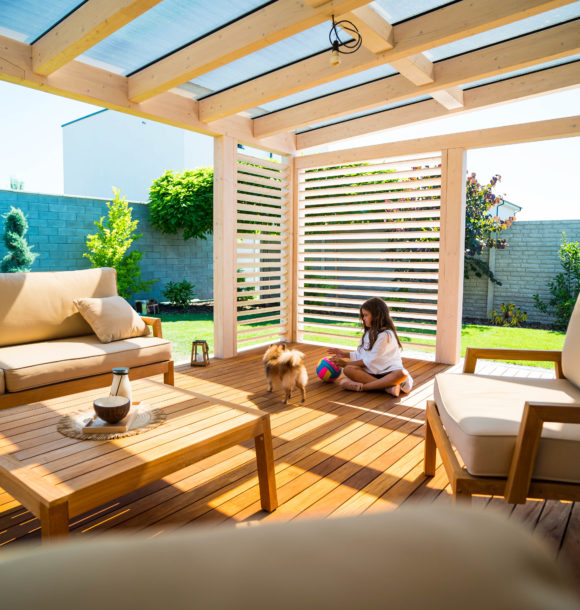 Drevená pergola s drevenou terasou
