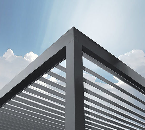 Biokliamtická pergola s modrou oblohou