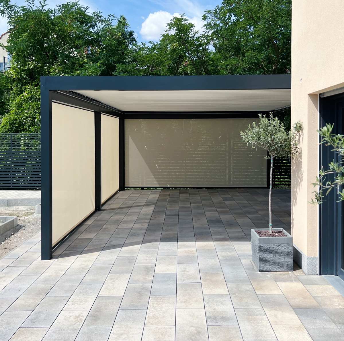 Bioklimatická pergola so screenovými roletami