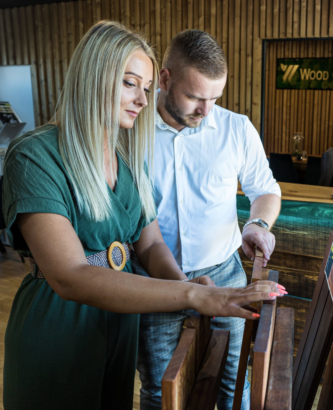 Pár vyberajúci drevo na terasu v showroome Wood Garden