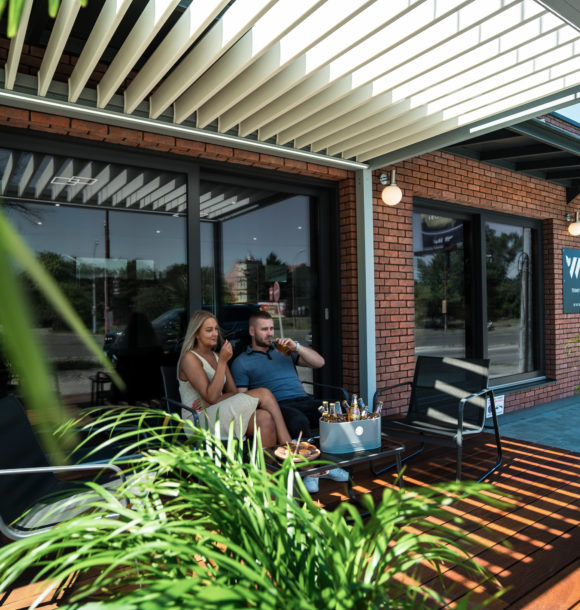 Bioklimatická pergola pred showroomom