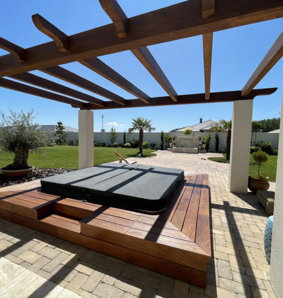 drevena-pergola-nad-virivkou