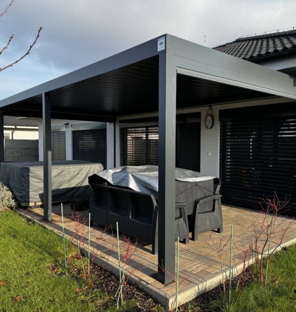 bioklimaticka-pergola-s-otocnymi-lamelami-nad-jakuzzi