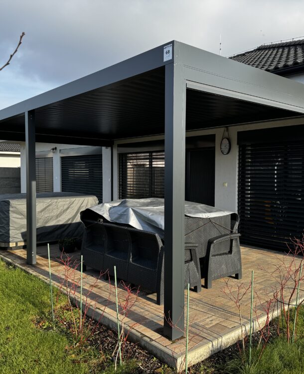 bioklimaticka-pergola-s-otocnymi-lamelami-nad-jakuzzi