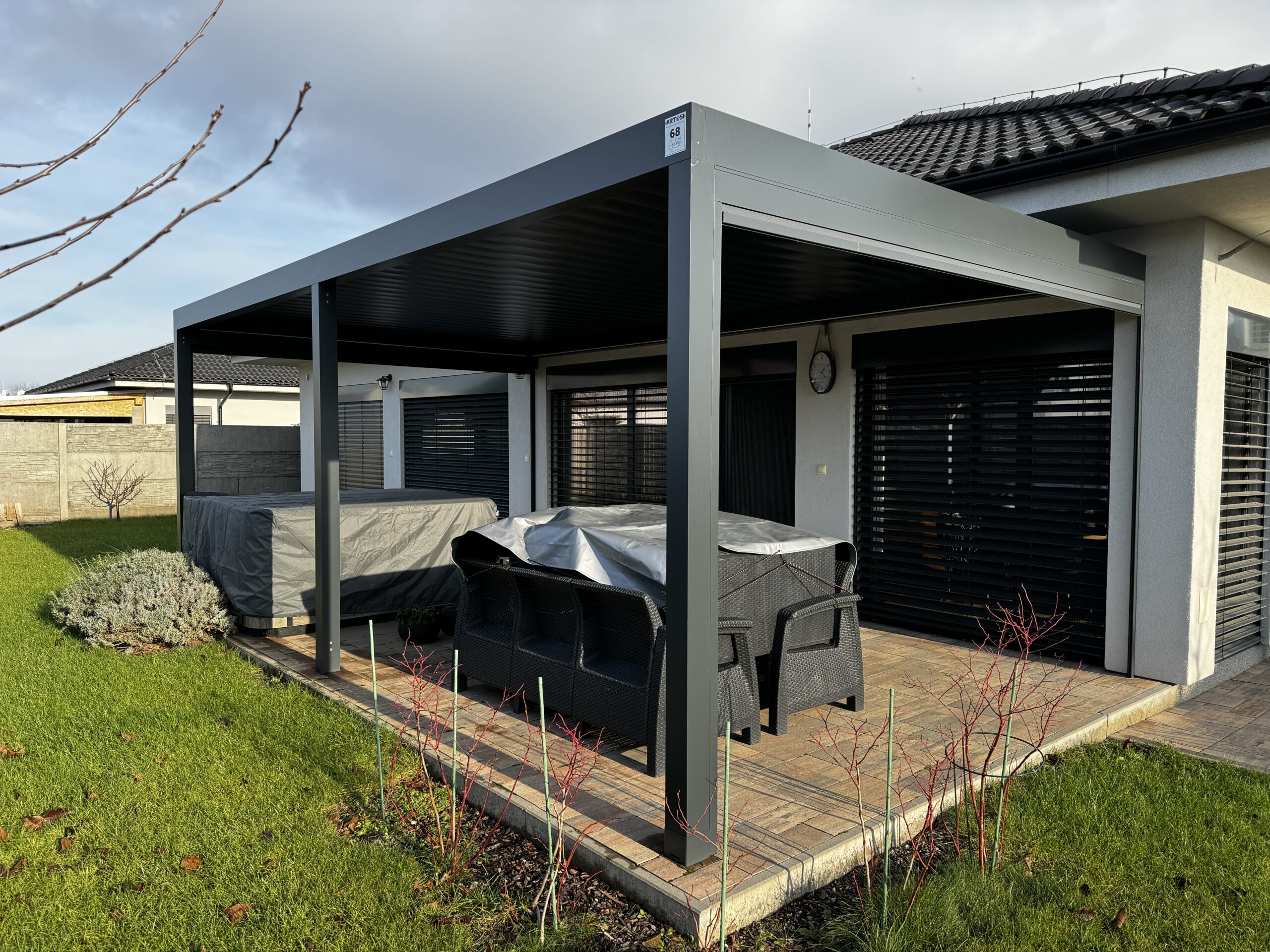bioklimaticka-pergola-s-otocnymi-lamelami-nad-jakuzzi