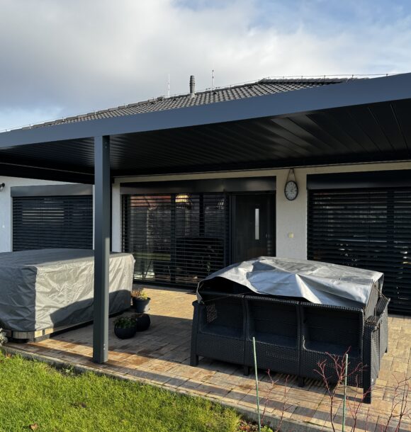 bioklimaticka-pergola-s-otocnymi-lamelami-nad-jakuzzi