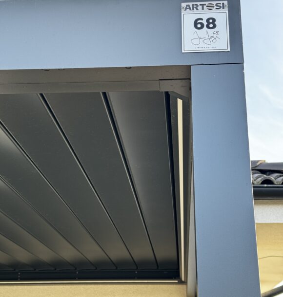 bioklimaticka-pergola-s-otocnymi-lamelami-nad-jakuzzi