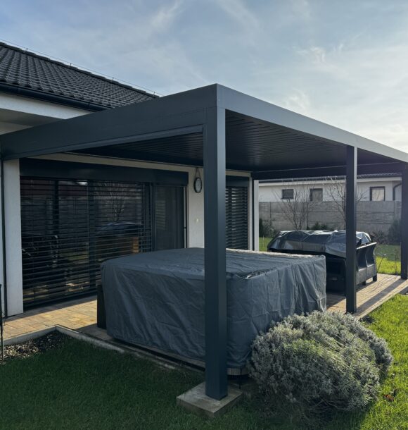 bioklimaticka-pergola-s-otocnymi-lamelami-nad-jakuzzi