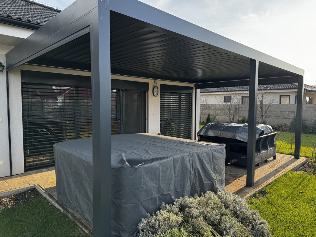 bioklimaticka-pergola-s-otocnymi-lamelami-nad-jakuzzi