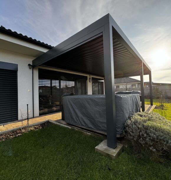 bioklimaticka-pergola-s-otocnymi-lamelami-nad-jakuzzi